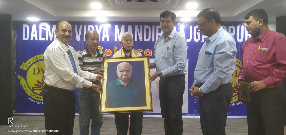 Handmade Painting handed over to Sh. P.C. Asthana Ji (former Principal of DVM) by Sh. Ashwini Kumar Dalmia ji & Dr. R.K. Dwivedi (Principal, DVM)